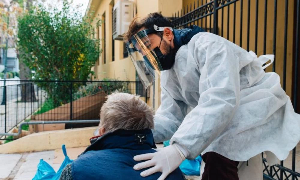 Δωρεάν rapid test και θερμομετρήσεις σε άστεγους των Αθηνών